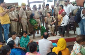 सीपी ऑफिस के बाहर धरने पर बैठे घायल दरोगा के परिजन,बोले- वर्दी कैसे सुरक्षित रहेगी