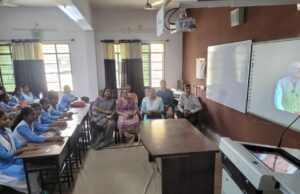 छात्राओं ने देखा कार्यक्रम का सजीव प्रसारण