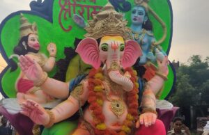 भक्तों ने किया गणेश प्रतिमा का विसर्जन नाचते गाते हुए भक्तों ने दी विदाई