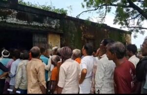 समितियों में खाद पहुंचते ही किसानों की उमड़ी भीड़, एक खतौनी पर दो बोरी ही खाद