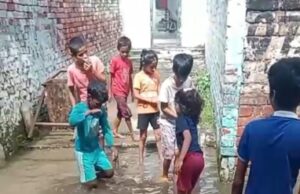 भनतरवा तालाब की उपेक्षा बनी खतरा, गंदा पानी घरों में घुसा