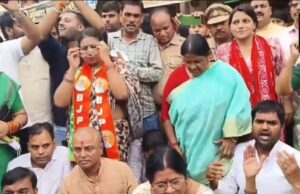 पीएम की मां के अपमान को लेकर भाजपा कार्यकर्ता ने काग्रेंस कार्यालय मे किया प्रदर्शन