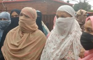 आगजनी और बवाल की घटना के विरोध में दूसरे पक्ष की महिलाओं ने डीएम-एसपी को सौंपा ज्ञापन