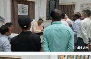 वरिष्ठ पत्रकार सलिल पाण्डेय की अगुवाई में पत्रकारों ने डीएम को सौंपा ज्ञापन