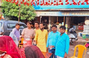 बुढ़वा मंगल पर्व पर उरई में श्रद्धालुओं और राहगीरों को शरबत वितरण