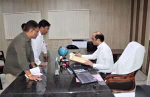 जिलाधिकारी ने जिला विद्यालय निरीक्षक कार्यालय का किया औचक निरीक्षण