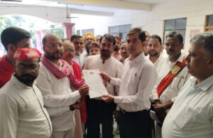 खाद की कमी से नाराज सपाईयों ने किया विरोध प्रदर्शन, एसडीएम को सौंपा ज्ञापन