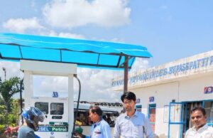 जिला पूर्ति अधिकारी ने पेट्रोल पम्पों पर जाकर आम जनमानस को हेलमेट पहनने हेतु किया जागरूक