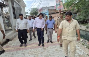 इंटरलॉकिंग सड़क को जीएसबी न होने पर डीएम ने दिया दोबारा निर्माण का आदेश