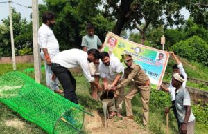 एक पेड़ गुरू के नाम अभियान में रोपित हुए पौधे