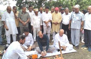 शिक्षक दिवस पर डीएम ने शिक्षाविद् पं0 रामकिशोर मिश्र की प्रतिमा का किया भूमिपूजन