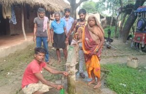 सालों से सरकारी हैण्ड पम्प से दूषित बदबूदार पानी पीने को मजबूर ग्रामीण, लोगों ने बीमारी की जताई आशंका