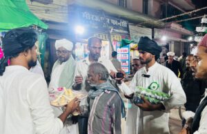ईद मिलादुन्नबी पर मोहम्मदी फ्रेंड कमेटी ने राहगीरों को बाटे शर्बत, बिस्किट और अन्य सामग्री