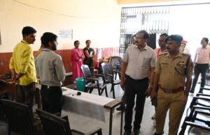डीएम,एसपी ने पीईटी परीक्षा केंद्रों का किया निरीक्षण