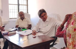 सीएमओ व सदर विधायक ने स्वास्थ्य शिविर में मरीजों को देखते हुए