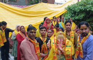शोभायात्रा निकाल कर गणेश जी की मूर्ति को किया विसर्जित