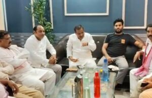 दुर्घटना में घायल पूर्व ग्राम प्रधान प्रतिनिधि से मिले सपा नेता हसमुद्दीन अंसारी