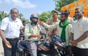 निःशुल्क हेलमेट वितरण और 5G रेडियम स्टीकर से किया गया यातायात के प्रति जागरूक