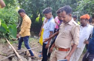 घर के पास दस फीट विशालकाय मगरमच्छ निकलने से ग्रामीणों में मचा हड़कंप