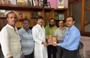 दुर्गा पूजा समारोह की तैयारियां शुरू, कमेटी ने आमंत्रण के रूप में बांटे चावल