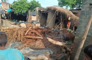 गरीब विधवा का गिरा कच्चा मकान, दो बकरियों की मौत घरेलू सामान भी क्षतिग्रस्त