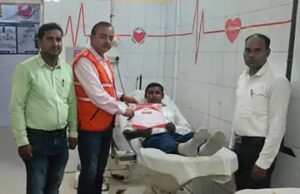 रेडक्रास सोसाइटी द्वारा महिला को कराया गया रक्तदान