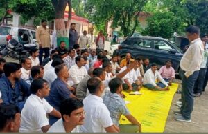 गिट्टी डम्फर एशोसिएशन ने कलेक्ट्रेट में किया प्रदर्शन,खनिज विभाग पर लगाया भ्रष्टाचार का आरोप