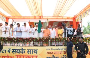 मुख्यमंत्री ने बाढ पीडितों के लिए 19 हजार राहत सामग्री किट के 48 वाहनों को किया रवाना