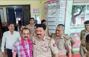 हेड कांस्टेबल रवि अवस्थी का तबादला होने पर थाना प्रभारी सहित अन्य स्टाफ ने किया विदा