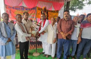 आल्हा कार्यक्रम में पहुंचकर सपा नेता ने कलाकारों को किया सम्मानित