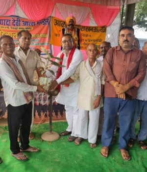 आल्हा कार्यक्रम में पहुंचकर सपा नेता ने कलाकारों को किया सम्मानित