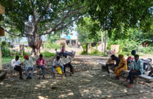 उपखण्ड कार्यालय बिहार में उपभोक्ता खम्भों पर बैठनेको को मजबूर, जिम्मेदार मौन