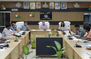 डीएम ने ली मासिक समीक्षा बैठक, मातहतों को दिया सख्त निर्देश