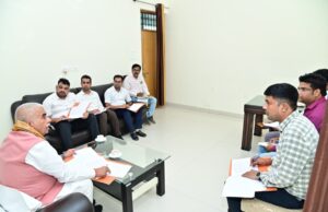 मंत्री राकेश सचान ने ली समीक्षा बैठक, दिए आवश्यक निर्देश