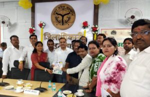 अखिल भारतीय उघोग व्यापार मंडल ने जिलाधिकारी को भेंट की व्यापार पत्रिका