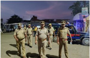 इकदिल थाना प्रभारी ने भारी पुलिस बल संग किया पैदल गश्त