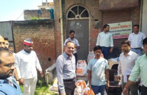 यमुना का जलस्तर बढ़ा, दस गाँव बाढ़ की चपेट में डीएम ने किया निरीक्षण, बाँटी राहत किटें