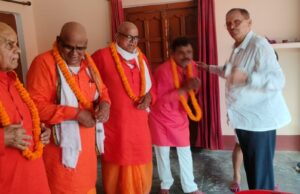 पिंडदान करने गया जा रहे बुजुर्गों का किया सम्मान।