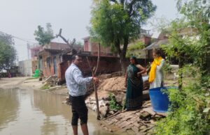बाढ़ प्रभावित गांवों में पहुँचे कांग्रेस नेता प्रशांत तिवारी
