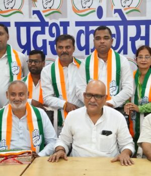 कांग्रेसी नेताओं का लखनऊ कार्यालय में प्रदेश अध्यक्ष अजय राय ने किया सम्मान