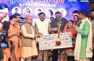 बेटी ने रचा इतिहास, बुंदेली बौछार आइडल बनीं मुस्कान