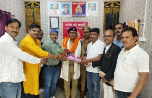 एसपी की प्रोन्नति मिलने पर अधिवक्ताओं ने एएसपी को किया सम्मानित