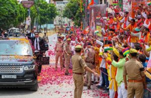 ’प्रधानमंत्री नरेंद्र मोदी का वाराणसी आगमन पर भव्य स्वागत’ ’भारत और मॉरीशस के ध्वज थामे खड़े लोगों ने “हर-हर महादेव” के उद्घोष से गूँजाई काशी’