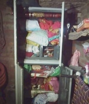 घर में घुसकर हजारों की नकदी व जेवरात उड़ा ले गये चोर