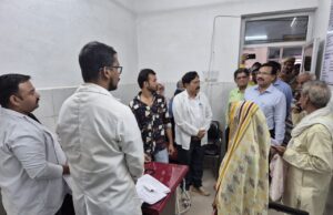 जिलाधिकारी ने जाना मरीजों का हाल, जिला अस्पताल की व्यवस्थाओं पर पैनी नजर