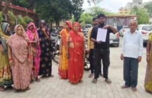 रंगदारी न देने पर दबंगों ने दुकान तोड़कर फेंका सामान