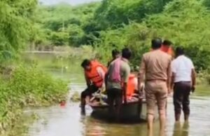 बाढ़ के पानी में अनियंत्रित होकर नाव पलटी, हादसा टला