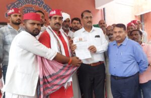आवारा सांड का आतंक एक किसान की मौत कई लोग घायल अपर जिलाधिकारी को सोपा ज्ञापन