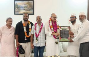 कालीन व्यापारी मोहम्मद परवेज़ खान परिवार के साथ उमरा करके लौटे