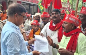 आल इंडिया सेंट्रल कौंसिल आफ द्रेड यूनियन्स ने सिटी मजिस्ट्रेट को सौंपा ज्ञापन